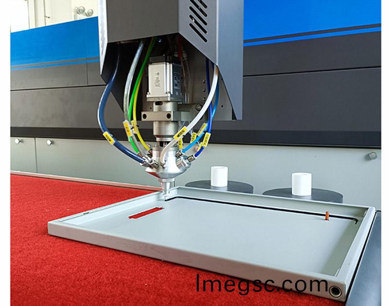 七(qi)代(dai)懸臂式(shi)常(chang)量(liang)數(shu)控(kong)密(mi)封(feng)點膠(jiao)機